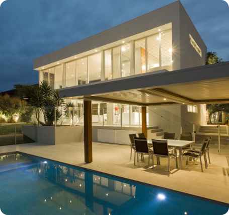 Une maison contemporaine avec piscine et coin salon extérieur.